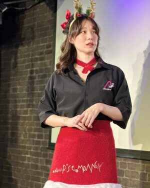 Helena Hsu Instagram - 聖誕快樂！

昨天的我認真營業當服務生跟賣酒，
有大家陪我渡過冷冷的平安夜，
還有小禮物、經紀人送的花花、#金門酒廠  #comedyplus 請的一堆酒；
今天還可以跟粉絲討照片的我
真的很爽很幸福！

希望你們也是❤️

Ps表演服是用舊衣改造的，小資演員勤儉持家

PPs明年二月還會有合作的演出，近期內會開始賣票，敬請期待喔！
