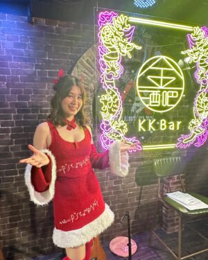 Helena Hsu Instagram - 聖誕快樂！

昨天的我認真營業當服務生跟賣酒，
有大家陪我渡過冷冷的平安夜，
還有小禮物、經紀人送的花花、#金門酒廠  #comedyplus 請的一堆酒；
今天還可以跟粉絲討照片的我
真的很爽很幸福！

希望你們也是❤️

Ps表演服是用舊衣改造的，小資演員勤儉持家

PPs明年二月還會有合作的演出，近期內會開始賣票，敬請期待喔！