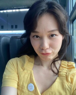 Helena Hsu Instagram - 快看看那個別針寫了啥？

#小廢物