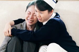 Helena Hsu Instagram - 「不要安慰我，安慰會讓我更難過」
「好，我不安慰你，但我會在這裡」

《生日快樂》講的是安寧病房的故事，不過也許死亡的只有肉體，那些令我們思念的靈魂，總會在彼岸重生。
有一天我也會去那裡，等你還我一句生日快樂。

攝影 #王志偉 @francoland.studio