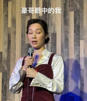Helena Hsu Instagram - 難得跟豪哥ㄧ起工作，
觀眾也許在笑我們的段子，
我們都在笑彼此的NG，
一忘詞就得到豪哥的叫好跟掌聲，
實在是太歡樂無壓力的工作了？

附上豪哥幫我拍的照片，審美觀清奇獨特，值得賞玩❤️

@fanterry

Hair by @yaoxiangqianying #媱香倩影