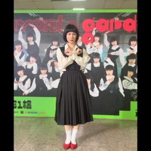 Helena Hsu Instagram - 看表演過度認真的我，融入海報了。
感覺跟著來互動的舞者ㄧ起衝回後台不會被發現。

#avantgardey #舞踊集團

太開心太精彩太可愛啦！觀眾席跳到流汗的我覺得好舒壓阿阿阿！