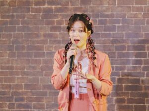Helena Hsu Instagram - 完成一場演出後通常會收到一張美照跟幾十張眼歪嘴斜崩壞照。

要多看醜照就留言吧！我知道你們都很重口。
歡迎制作梗圖。

#好難搞女孩 台北加演場
Hair by @yaoxiangqianying