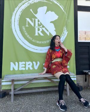 Helena Hsu Instagram - 39歲誕生日。外出考察渡假中。
雖然還是盡力的穿著駕駛服，但緊急狀況時偶爾會收不到訊號，
身爲公司的中堅份子，對工作的熟練度可以ㄧ邊打使徒一邊逛網拍。
即使如此，仍因爲模型銷售量下滑而被主管唸了。
目前的信念「只要今日不要臭，誰管明日香不香？」
對後輩的建議：
「駕駛服的關節處撒一些痱子粉穿起來比較舒服」
「雙馬尾不要綁太緊不然髮際線會禿」

這麼多年來世界都沒毀滅今天也不會的。還是祝我生日快樂吧！

#明日香 #EVA