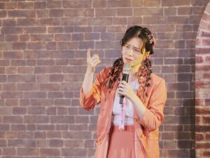 Helena Hsu Instagram - 完成一場演出後通常會收到一張美照跟幾十張眼歪嘴斜崩壞照。

要多看醜照就留言吧！我知道你們都很重口。
歡迎制作梗圖。

#好難搞女孩 台北加演場
Hair by @yaoxiangqianying