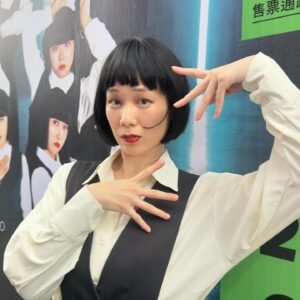 Helena Hsu Instagram - 看表演過度認真的我，融入海報了。
感覺跟著來互動的舞者ㄧ起衝回後台不會被發現。

#avantgardey #舞踊集團

太開心太精彩太可愛啦！觀眾席跳到流汗的我覺得好舒壓阿阿阿！