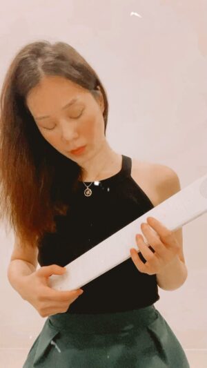 Helena Hsu Instagram - 掌上型效果器開箱。

絕無業配，只求 #告五人 不要告我。

⋯⋯⋯我只是因爲告白被忘記很生氣⋯⋯⋯

#愛人錯過
#Artiphon