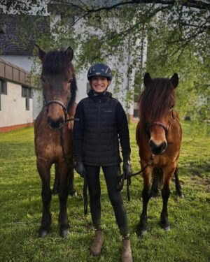 Helena Zengel Instagram - Helena isn’t just a talented actress; she’s deeply dedicated to her passion for Icelandic horses.

With her horses, including two sport mares, Kolka frá Bakkakoti, and Eik von Faxaból, Helena actively competes in numerous classes such as T3, V2 and T2.

Now, she and her horses are moving to “Islandpferde von der Fenne”, owned by Mark Niechciol, where she’s being trained by Jón Steinbjörnsson. This spring she’s expecting her first foal from her former competition mare Hekla frá Litla-Hóli, impregnated by Kíkir frá Hafsteinstöðum.

We’re excited to cooperate with her along her journey. 🙌🏼

•

#topreiter #teamtopreiter #helenazengel #icelandichorse #icelandichorses #islandpferd #islandpferde #islandshest #islandskeheste #islandshäst #islandshästar #islenskihesturinn #islanninhevonen #ijslander #chevalislandais #horse #pferd #hest #häst #equestrian #horseriding #equestrianlife #kader #riding #horsesoficeland