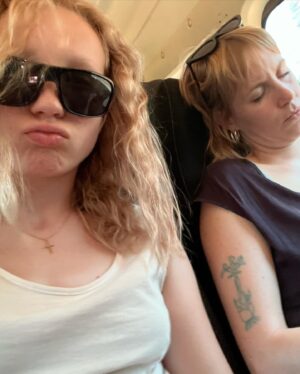 Helena Zengel Instagram - First shooting day be like…

-

@trans.amazonia 
@jeremyxido 
@kopfkabinett 
@pia.marais