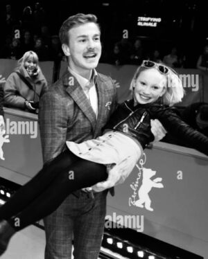 Helena Zengel Instagram - Throwback > 69. Berlinale 2019 „Systemsprenger“ 💘💥

-

@annezengel 
@nora_fingscheidt 
@albrecht.schuch 
@lisahagmeister 
@weydemannbros 
@berlinale 
@portauprincefilms
@dieterkosslick