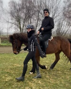 Helena Zengel Instagram - What the HANKS??! 

…he’s been hearing about them for years - tom‘s first time with my horses at Lótushof…🫶🏻

New talent unlocked! 😎

-

@tomhanks 
@vicky_eggertsson 
@lotushof_homeofpace
@sylvia.eulitz