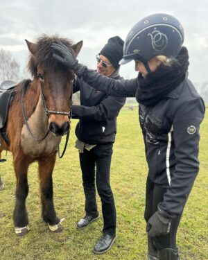 Helena Zengel Instagram - What the HANKS??! 

…he’s been hearing about them for years - tom‘s first time with my horses at Lótushof…🫶🏻

New talent unlocked! 😎

-

@tomhanks 
@vicky_eggertsson 
@lotushof_homeofpace
@sylvia.eulitz