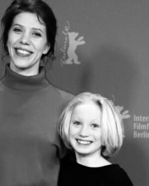 Helena Zengel Instagram - Throwback > 69. Berlinale 2019 „Systemsprenger“ 💘💥

-

@annezengel 
@nora_fingscheidt 
@albrecht.schuch 
@lisahagmeister 
@weydemannbros 
@berlinale 
@portauprincefilms
@dieterkosslick