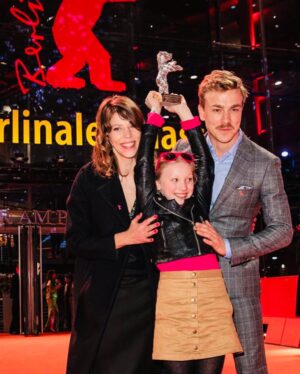 Helena Zengel Instagram - Throwback > 69. Berlinale 2019 „Systemsprenger“ 💘💥

-

@annezengel 
@nora_fingscheidt 
@albrecht.schuch 
@lisahagmeister 
@weydemannbros 
@berlinale 
@portauprincefilms
@dieterkosslick