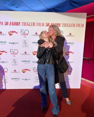 Helena Zengel Instagram - Halbes Jahrhundert „Ziegler Film“ - und ich bin im 50. Jahr eingestiegen ❤️🎞️

Danke @regina.ziegler für all Deine Ratschläge und Deine Unterstützung! <3
Du bist ein großes Vorbild! 

-

@regina.ziegler 
@tanja___ziegler 
@zieglerfilm_germany 
@evamhirschburger 
@annezengel