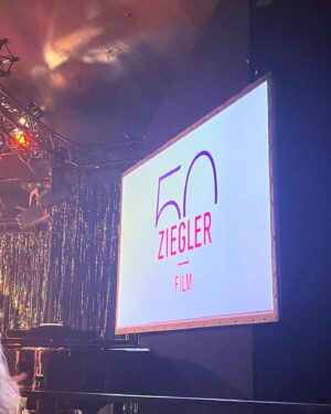 Helena Zengel Instagram - Halbes Jahrhundert „Ziegler Film“ - und ich bin im 50. Jahr eingestiegen ❤️🎞️

Danke @regina.ziegler für all Deine Ratschläge und Deine Unterstützung! <3
Du bist ein großes Vorbild! 

-

@regina.ziegler 
@tanja___ziegler 
@zieglerfilm_germany 
@evamhirschburger 
@annezengel