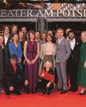 Helena Zengel Instagram - Throwback > 69. Berlinale 2019 „Systemsprenger“ 💘💥

-

@annezengel 
@nora_fingscheidt 
@albrecht.schuch 
@lisahagmeister 
@weydemannbros 
@berlinale 
@portauprincefilms
@dieterkosslick
