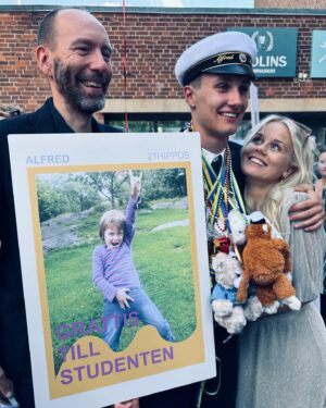 Helena af Sandeberg Instagram - Så sprang han ut!! ❤️ALFRED❤️Student 05-06-24💥🇸🇪Och mammahjärtat kan inte riktigt sluta svämma över.. 🥹❤️‍🔥
GRATTIS VÄRLDEN! Här kommer världens bästa människa ut i livet!
@alfred_morkeidem ❤️‍🔥🇳🇴❣️🇸🇪💥❤️‍🔥

#alfredmörkeidem #student24 #denbästejagvet