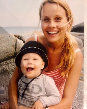 Helena af Sandeberg Instagram - ALFRED 18 år💥Hur ska en liten mamma fatta? Att den nyfödde jag höll i mina armar, liksom alldeles nyss idag är vuxen? Alla dina åldrar bor i mig .Vartenda skrubbsår , vartenda lyckotjut , och varenda sorg du känt . Allt minns jag. Och jag minns den skräckblandade lyckan jag kände när du kom den där midsommaraftonen för 18 år sen och förändrade precis allt. ❤️ Hur ska jag bli en bra mamma , vet jag att jag tänkte? Men du har gjort det så enkelt för mig…❤️
Du är otroligt lätt att älska. Och alldeles fantastisk. Dina begåvningar är så stora och så många . Och du är god den finaste egenskap jag vet. Ingen bryr sig och värnar om vår stora och brokiga familj som du. Du älskar oss alla stort och trofast.Och allra mest älskar du din Tintin. ❤️
Och när tunga saker drabbat oss i familjen ,
för inte alltför länge sen så stod du stadigt och hjälpte mig med allt och bar dom som behövde bäras.
Jag är så otroligt stolt över dig. Och så tacksam och lycklig att just jag fick bli din mamma. Det firar jag varje dag. ❤️
Ett år kvar i skolan nu , sen får du gå ut och ta världen med storm.Det vet jag att du kommer! Och bakom dig finns alltid jag, vad som än händer och genom allt. Älskar dig så. ❤️
In i kaklet. För evigt. Till månen och tillbaka.❤️
Tack älskade Alfred . För att du kom . För att du finns . Och för allt du är.
❤️❤️❤️❤️Mamma.