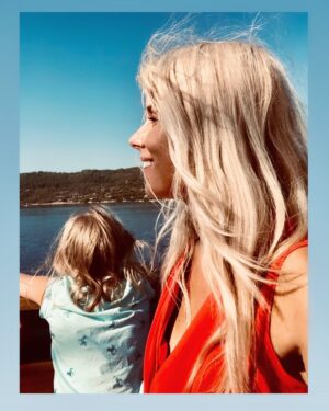 Helena af Sandeberg Instagram - Vi tittar mot sommaren..☀️🐬☀️
Längtar , pratar och drömmer om den.. 
Dessa regntunga vabb-dagar..☔️
#meandmygirl♥️ #detregnarhäristockholmidag