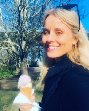 Helena af Sandeberg Instagram - Vårsol och Glass!!
Good for the soul..💞☀️🍦💞