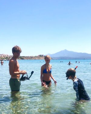 Helena af Sandeberg Instagram - Postcard from Greece🇬🇷☀️🇬🇷☀️
Thank you Samos for being everything I needed right now! And thank you to my favourite trio, Alfred, Ava och Tintin for being everything I need all the time.
Love is the answer. Always.❤️
And dancing..💃🏼☀️🇬🇷❤️🩵🔥🌺

#❤️🇬🇷☀️