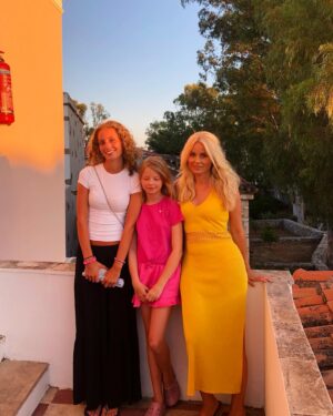 Helena af Sandeberg Instagram - Postcard from Greece🇬🇷☀️🇬🇷☀️
Thank you Samos for being everything I needed right now! And thank you to my favourite trio, Alfred, Ava och Tintin for being everything I need all the time.
Love is the answer. Always.❤️
And dancing..💃🏼☀️🇬🇷❤️🩵🔥🌺

#❤️🇬🇷☀️
