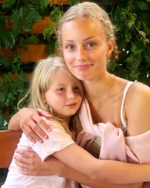 Helena af Sandeberg Instagram - TINTIN 18 år!🎈
Underbara, vackra, fantastiska @tintintreschow!
Jag är så otroligt glad att du och @alfred_morkeidem träffades för 3 år sen och vi fick bli familj!❤️
Vi älskar dig till månen och tillbaka både Ava och jag!
Idag ska du firas och sen är världen din.Ut och ta för dig, vi hejar på , och finns alltid här när du behöver oss! ❤️🦋❤️🥂❤️🔥❤️💞💥💋💋💋