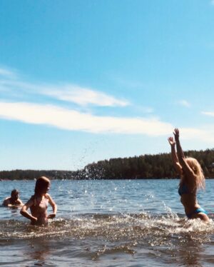 Helena af Sandeberg Instagram - Äntligen Värmdö🐬☀️🦋
Sol , bad och allt ljuvligt hos Pappa och Lena.❤️
#värmdöimitthjärta