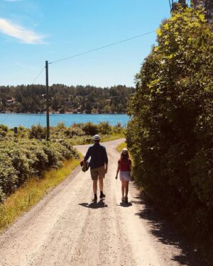 Helena af Sandeberg Instagram - Äntligen Värmdö🐬☀️🦋
Sol , bad och allt ljuvligt hos Pappa och Lena.❤️
#värmdöimitthjärta