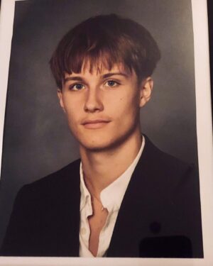 Helena af Sandeberg Instagram - ALFRED 18 år💥Hur ska en liten mamma fatta? Att den nyfödde jag höll i mina armar, liksom alldeles nyss idag är vuxen? Alla dina åldrar bor i mig .Vartenda skrubbsår , vartenda lyckotjut , och varenda sorg du känt . Allt minns jag. Och jag minns den skräckblandade lyckan jag kände när du kom den där midsommaraftonen för 18 år sen och förändrade precis allt. ❤️ Hur ska jag bli en bra mamma , vet jag att jag tänkte? Men du har gjort det så enkelt för mig…❤️
Du är otroligt lätt att älska. Och alldeles fantastisk. Dina begåvningar är så stora och så många . Och du är god den finaste egenskap jag vet. Ingen bryr sig och värnar om vår stora och brokiga familj som du. Du älskar oss alla stort och trofast.Och allra mest älskar du din Tintin. ❤️
Och när tunga saker drabbat oss i familjen ,
för inte alltför länge sen så stod du stadigt och hjälpte mig med allt och bar dom som behövde bäras.
Jag är så otroligt stolt över dig. Och så tacksam och lycklig att just jag fick bli din mamma. Det firar jag varje dag. ❤️
Ett år kvar i skolan nu , sen får du gå ut och ta världen med storm.Det vet jag att du kommer! Och bakom dig finns alltid jag, vad som än händer och genom allt. Älskar dig så. ❤️
In i kaklet. För evigt. Till månen och tillbaka.❤️
Tack älskade Alfred . För att du kom . För att du finns . Och för allt du är.
❤️❤️❤️❤️Mamma.