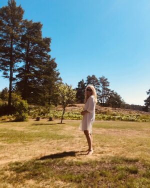 Helena af Sandeberg Instagram - Äntligen Värmdö🐬☀️🦋
Sol , bad och allt ljuvligt hos Pappa och Lena.❤️
#värmdöimitthjärta