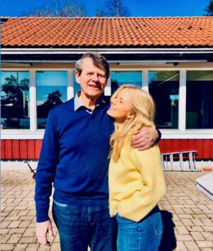 Helena af Sandeberg Instagram - Idag firar vi honom; Världens bästa pappa 78 år.❤️
Älskade pappa tack för allt du varit och allt du är .
Inget hade gått utan dig!
Och tack vare dig gick allt bra , även när livet varit hårt och svårt . 
Du har lärt mig så mycket. 
Om det mesta . Om vem jag vill vara. Och vad jag tror på…ja , även när det inte alls är detsamma som du 😂 Du har alltid uppmuntrat oss att hitta vår egen väg.Och sagt att vi kan! Du har lärt mig om havet . Och fotboll. Och algebra. Och att man alltid kan och får prata om allt. Du har lärt mig att stå upp för det jag tror på även om det kostar . Och att man alltid , alltid finns där för dom man älskar . Och du har lärt mig hur man står stadigt när livet jävlas och orkar bära dom som behöver bäras. Som du gjorde med oss när mamma dog alldeles för ung. Och mer än nåt annat har du lärt mig att även när livet är tufft, så är det massa fantastiskt där ändå . Och man måste se det! Ingen är bättre på det än du .
Att stå stadigt i stormens öga , och samtidigt hitta solglimtarna som finns där bland molnen. 
Min älskade pappa.❤️
Och lika älskade morfar. 
Min klippa genom livet.
Jag älskar dig då, nu och för alltid!
Hurra för dig!!❤️👑❤️👑❤️
#william78 #världensbästapappa