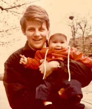 Helena af Sandeberg Instagram - Idag firar vi honom; Världens bästa pappa 78 år.❤️
Älskade pappa tack för allt du varit och allt du är .
Inget hade gått utan dig!
Och tack vare dig gick allt bra , även när livet varit hårt och svårt . 
Du har lärt mig så mycket. 
Om det mesta . Om vem jag vill vara. Och vad jag tror på…ja , även när det inte alls är detsamma som du 😂 Du har alltid uppmuntrat oss att hitta vår egen väg.Och sagt att vi kan! Du har lärt mig om havet . Och fotboll. Och algebra. Och att man alltid kan och får prata om allt. Du har lärt mig att stå upp för det jag tror på även om det kostar . Och att man alltid , alltid finns där för dom man älskar . Och du har lärt mig hur man står stadigt när livet jävlas och orkar bära dom som behöver bäras. Som du gjorde med oss när mamma dog alldeles för ung. Och mer än nåt annat har du lärt mig att även när livet är tufft, så är det massa fantastiskt där ändå . Och man måste se det! Ingen är bättre på det än du .
Att stå stadigt i stormens öga , och samtidigt hitta solglimtarna som finns där bland molnen. 
Min älskade pappa.❤️
Och lika älskade morfar. 
Min klippa genom livet.
Jag älskar dig då, nu och för alltid!
Hurra för dig!!❤️👑❤️👑❤️
#william78 #världensbästapappa
