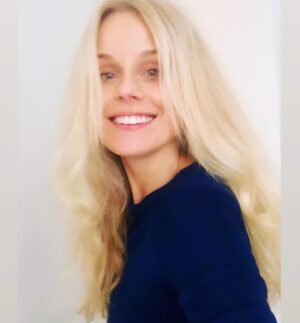 Helena af Sandeberg Instagram - Helg tänker ni? Dubbla föreställningar tänker vi 💪🏻🎭
TIDEN ÄR VÅRT HEM 
Lör 18.00 
Sön 18.00
Kom kära ni!❤️
#tidenärvårthem @kulturhusetstadsteatern #larsnorén #eirikstubø
