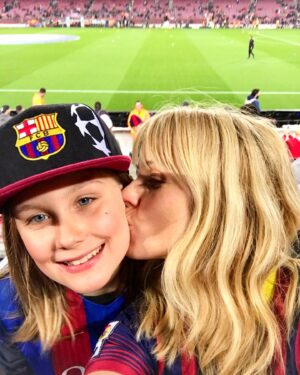 Helena af Sandeberg Instagram - ALFRED 18 år💥Hur ska en liten mamma fatta? Att den nyfödde jag höll i mina armar, liksom alldeles nyss idag är vuxen? Alla dina åldrar bor i mig .Vartenda skrubbsår , vartenda lyckotjut , och varenda sorg du känt . Allt minns jag. Och jag minns den skräckblandade lyckan jag kände när du kom den där midsommaraftonen för 18 år sen och förändrade precis allt. ❤️ Hur ska jag bli en bra mamma , vet jag att jag tänkte? Men du har gjort det så enkelt för mig…❤️
Du är otroligt lätt att älska. Och alldeles fantastisk. Dina begåvningar är så stora och så många . Och du är god den finaste egenskap jag vet. Ingen bryr sig och värnar om vår stora och brokiga familj som du. Du älskar oss alla stort och trofast.Och allra mest älskar du din Tintin. ❤️
Och när tunga saker drabbat oss i familjen ,
för inte alltför länge sen så stod du stadigt och hjälpte mig med allt och bar dom som behövde bäras.
Jag är så otroligt stolt över dig. Och så tacksam och lycklig att just jag fick bli din mamma. Det firar jag varje dag. ❤️
Ett år kvar i skolan nu , sen får du gå ut och ta världen med storm.Det vet jag att du kommer! Och bakom dig finns alltid jag, vad som än händer och genom allt. Älskar dig så. ❤️
In i kaklet. För evigt. Till månen och tillbaka.❤️
Tack älskade Alfred . För att du kom . För att du finns . Och för allt du är.
❤️❤️❤️❤️Mamma.