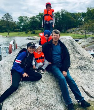 Helena af Sandeberg Instagram - Idag firar vi honom; Världens bästa pappa 78 år.❤️
Älskade pappa tack för allt du varit och allt du är .
Inget hade gått utan dig!
Och tack vare dig gick allt bra , även när livet varit hårt och svårt . 
Du har lärt mig så mycket. 
Om det mesta . Om vem jag vill vara. Och vad jag tror på…ja , även när det inte alls är detsamma som du 😂 Du har alltid uppmuntrat oss att hitta vår egen väg.Och sagt att vi kan! Du har lärt mig om havet . Och fotboll. Och algebra. Och att man alltid kan och får prata om allt. Du har lärt mig att stå upp för det jag tror på även om det kostar . Och att man alltid , alltid finns där för dom man älskar . Och du har lärt mig hur man står stadigt när livet jävlas och orkar bära dom som behöver bäras. Som du gjorde med oss när mamma dog alldeles för ung. Och mer än nåt annat har du lärt mig att även när livet är tufft, så är det massa fantastiskt där ändå . Och man måste se det! Ingen är bättre på det än du .
Att stå stadigt i stormens öga , och samtidigt hitta solglimtarna som finns där bland molnen. 
Min älskade pappa.❤️
Och lika älskade morfar. 
Min klippa genom livet.
Jag älskar dig då, nu och för alltid!
Hurra för dig!!❤️👑❤️👑❤️
#william78 #världensbästapappa