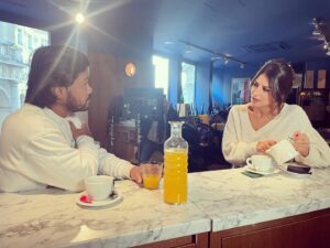 Hélène Mannarino Instagram - Journalistes VS Acteurs 🤣, tournage @profession_comedien! Bientôt sur @tmclachaine 

Merciiii @bertrand_uzeel @fred_testot @christian_puech @charlottedehugo !!

@ceciletf1 ❤️

#tournage #tmc #professioncomedien