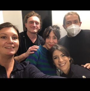 Hélène Mannarino Instagram - La Plume de Stéphane Ribeiro est unique… La Famille Retroscopie est très triste ce soir ainsi que tous ceux qui ont connu cet homme incroyable 
Merci Steph de m’avoir accompagnée dans cette folle aventure. On riait tellement à tes côtés 
Merci pour tout! Vive Monsieur Riri 
🖤