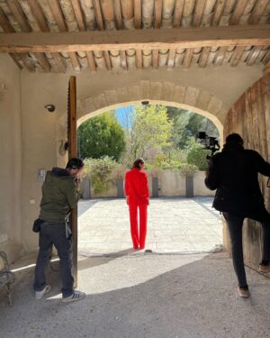 Hélène Mannarino Instagram - « Ma mère, ton père, l’amour et moi » J-2 

Souvenir du premier jour ❤️

Rdv jeudi soir à 21h sur @tf1 

@itvstudiosfr @thierry75012 @matthieugrelier @aaaapalis @sebzibi @degrootejulien @leabismu 

@mathieulaudrel @jubascamakeup @geraldine_balthazard_stylist @emilizedresser