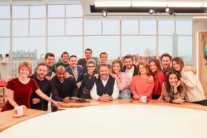Hélène Mannarino Instagram - C’est le début de la grande aventure!! Demain, dès 6h55 sur @tf1, retrouvez toute cette joyeuse bande autour de @_brucetoussaint ! 

@bonjourlamatinaletf1 ça y est !!! Nous sommes tous très heureux! 

Et je suis ravie de retrouver le portrait de l’invité et vous dévoiler certaines choses :) , tous les jours, à 9h05

#bonjourlamatinaletf1 #tf1