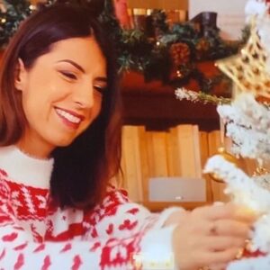 Hélène Mannarino Instagram - Joyeux Noël ❤️

@tf1 @florianmalingehairstylist @amelie_makeup @soagency_paris