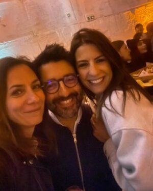 Hélène Mannarino Instagram - La productrice, le réalisateur et moi 
Cette sacrée team @aaaapalis et @sebzibi ❤️

« Ma mère, ton père, l’amour et moi » ce soir à 21h sur @tf1