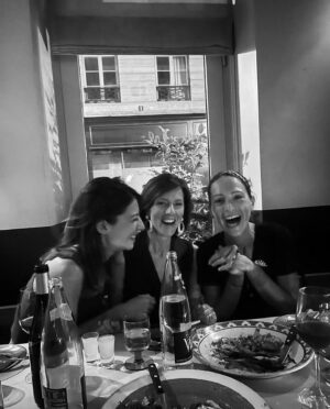 Hélène Mannarino Instagram - Les 3 sœurs 
#clanmanna #sisters #retrouvailles ❤️
@chloe_remy @marionsoulet12
