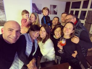 Hélène Mannarino Instagram - La Famille Formidable en Vacances! Les retrouvailles ❤️ #jour1 #parents #freresetsoeurs #bestteam #montagne #sudouest