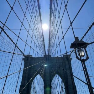 Hélène Rollès Instagram - La suite du petit tour de New-York pour vous … je vous ❤️
Pont de Brooklyn...

.
.
.
.
.
@helenerolles.officiel #helene #helenerolles #newyork #usa #vacances