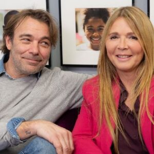 Hélène Rollès Instagram - À l'occasion des 30 ans de la 1ère diffusion d' #HeleneetlesGarcons, voici une petite surprise avec le couple emblématique de la série : Hélène Rollès alias Hélène et Patrick Puydebat alias Nicolas !

.
.
.
.
.
@helenerolles.officiel #helenerolles
#helene #nicolas @puy2batoff #lma #lmdla  #souvenir #tournage #элениребята #30ans