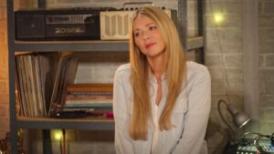Hélène Rollès Instagram - Hélène a souhaité faire un petit clin d'œil à ses fans en reprenant son titre "Peut-être qu'en septembre" avec le décor du garage d'Hélène et les Garçons, actuellement aussi dans la série "Les Mystères de l'Amour" !
▶ https://youtu.be/-aM_WuAyyLE 

.
.
.
.
.

#helene #helenerolles #surprise #heleneetlesgarcons #clip @jladisc #jladisc