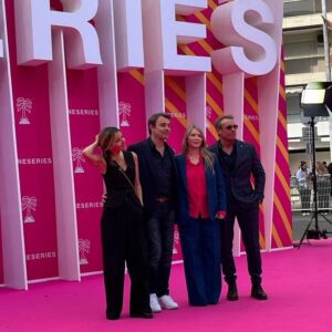 Hélène Rollès Instagram - Hélène sur le tapis "Rose" de Canneseries avec Laure, Patrick et Tom !

@canneseries @lesmysteresdelamour 
#lesmysteresdelamour #festival #CANNESERIES #lma