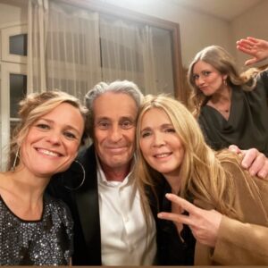 Hélène Rollès Instagram - De belles retrouvailles pour la famille Girard et Annette !

photo : @camille_raymond_officiel 

.
.
.
.
@lesmysteresdelamour #lma #lmdka #specialnoel #noel #tournage #retrouvaille #helene #justine #roger #annette
